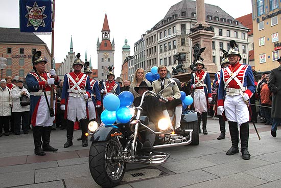 Das Würmesia Prinzenpaar 2010  Florian I. und Viola I. zog per Trike auf dem Marienplatz ein (Foto:Martin Schmitz)
